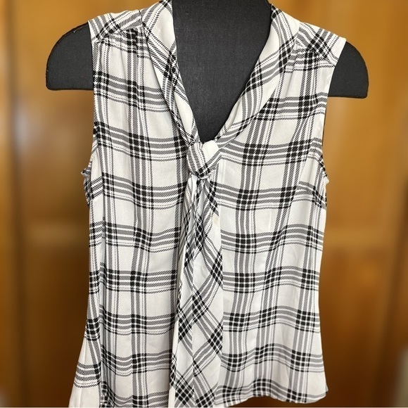 Tahari blouse with tie front button up plaid white /black size medium - Picture 1 of 9